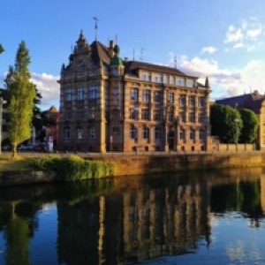Strasbourg avec son ciel bleu et ses 1682917 degrés en été 🤩.#strasbourg #france #city